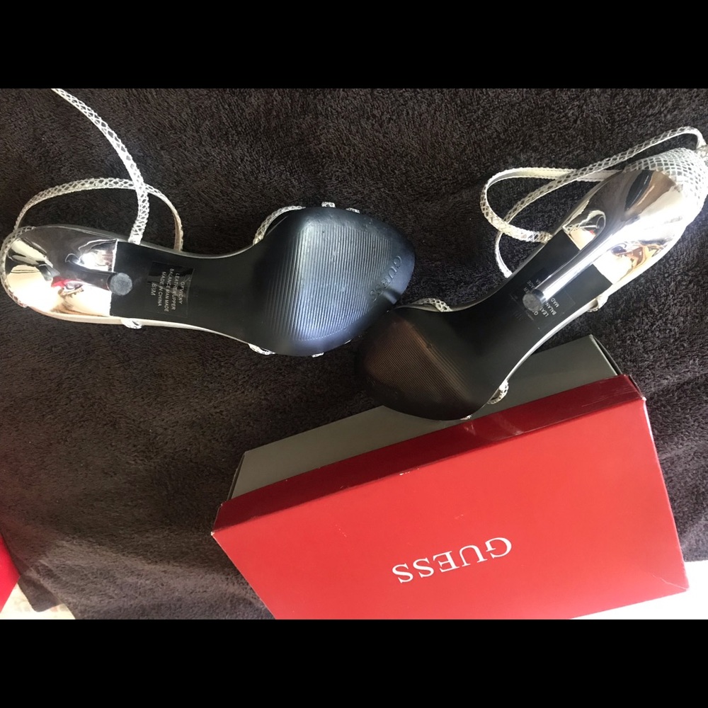 Guess  GFVICKY leather upper shoes size  8 1/2